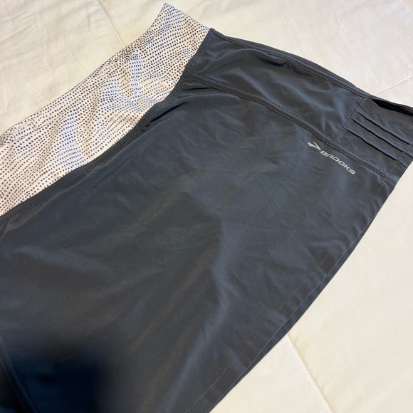 Brooks Running Skort Size Medium Equalibrium Technology Gray With Polka Dots - Picture 2 of 9